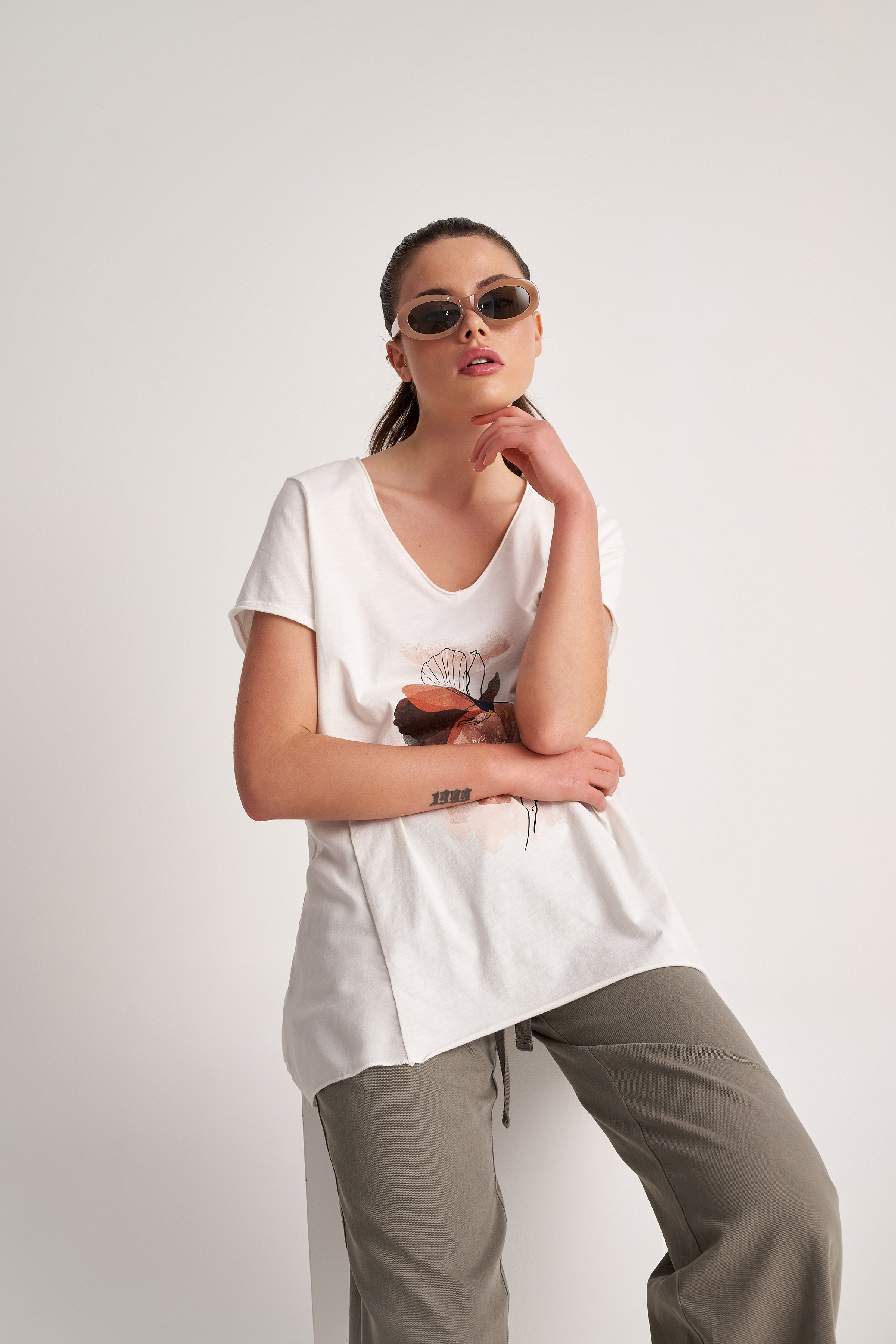OUTLET > Μπλούζες & Τοπ T-shirt ασύμμετρο με τύπωμα Off White